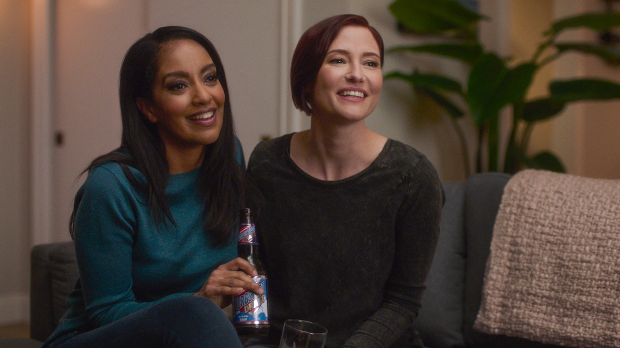 Azie Tesfai as Kelly Olsen, Chyler Leigh as Alex Danvers in Supergirl